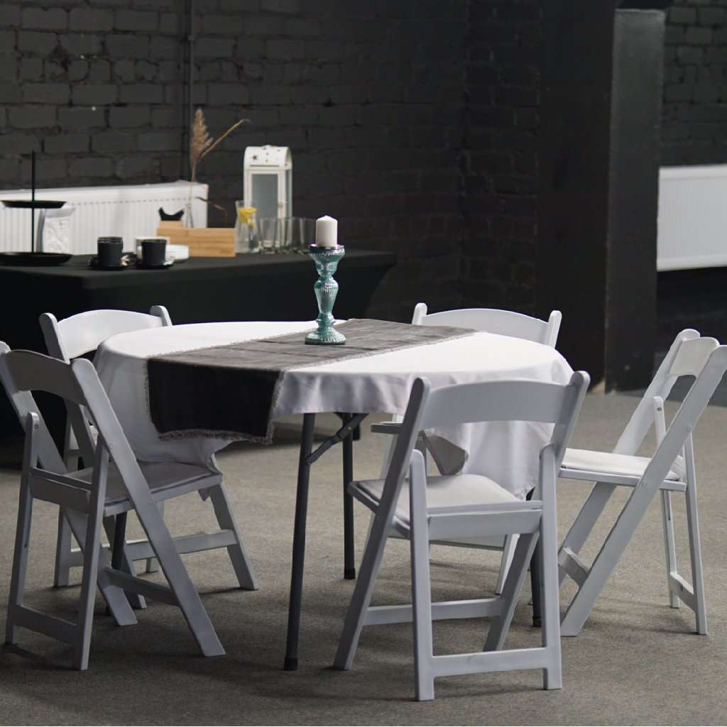 KLIKK centra telpu nomas inventārs – apaļais galds, salokāmi krēsli