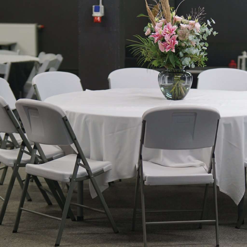 KLIKK centra telpu nomas inventārs – apaļais galds, salokāmi krēsli