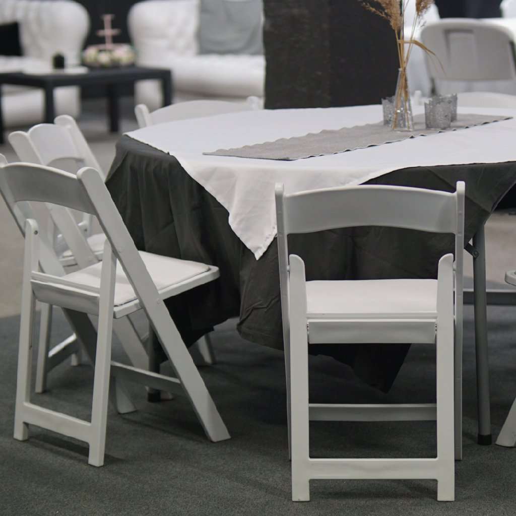 KLIKK centra telpu nomas inventārs – apaļais galds un krēsli