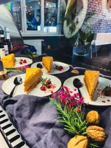 KLIKK centra KLIKK kafe mājās cepta medus kūka