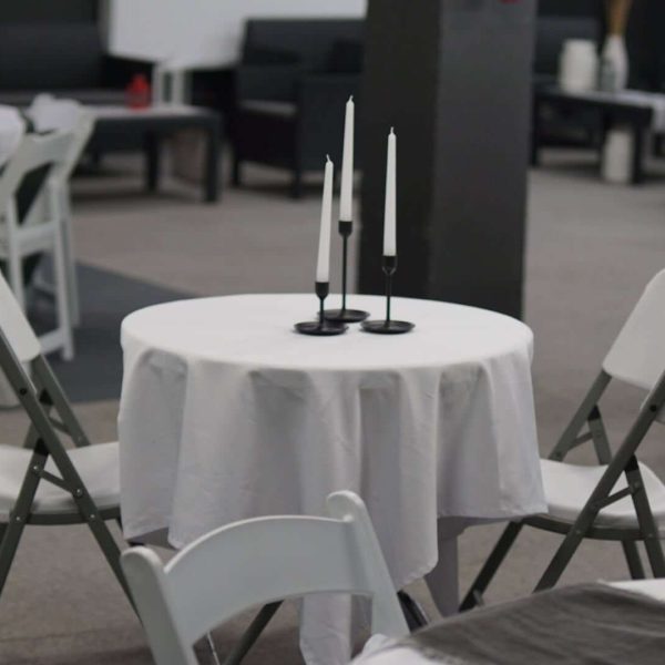 KLIKK centra telpu nomas inventārs – apaļš galds, salokāmi krēsli