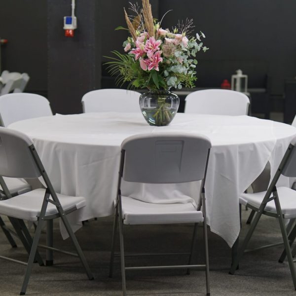 KLIKK centra telpu nomas inventārs – apaļš galds, salokāmi krēsli