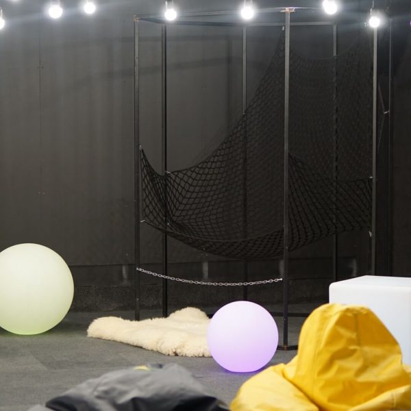 KLIKK centra telpu nomas inventārs – rūtiņdupsis, LED kubi, LED virtenes, sēžamie pufi